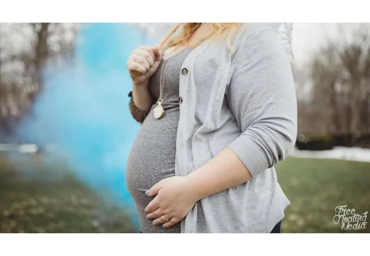maternity photo shoot with colored smoke 