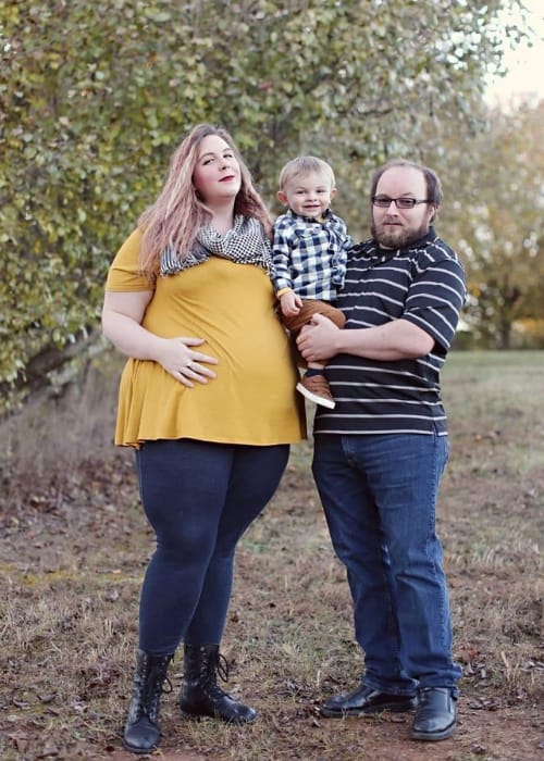 plus size pregnancy maternity family photo, pregnant mother, baby and husband