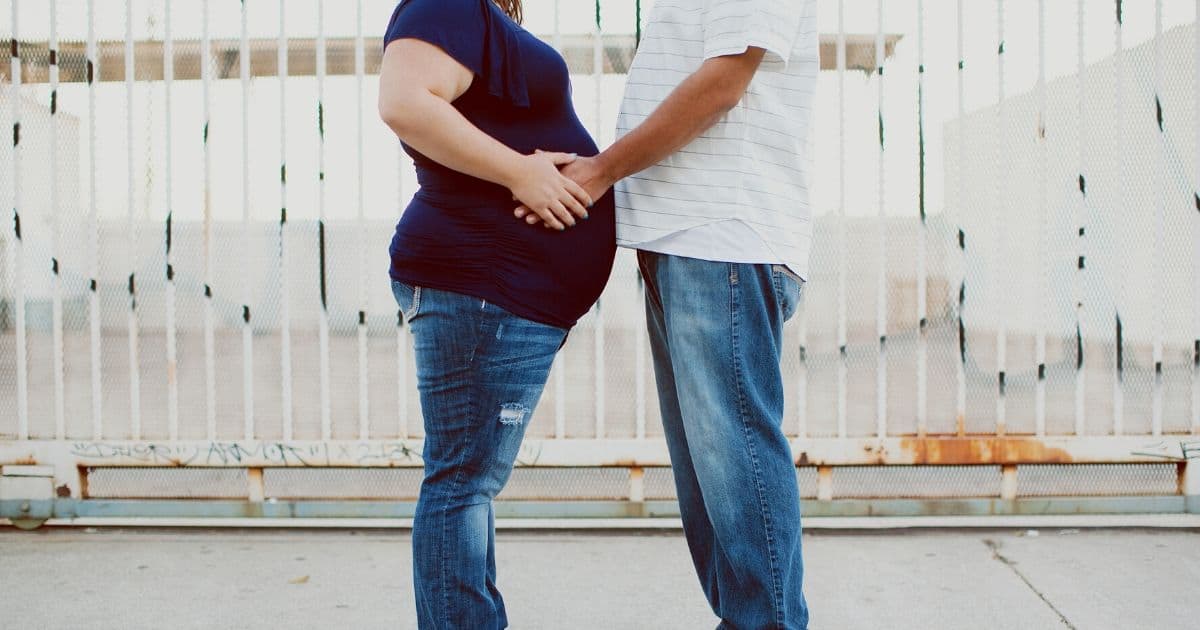 foto de maternidad de embarazo de talla grande con una mujer de talla grande