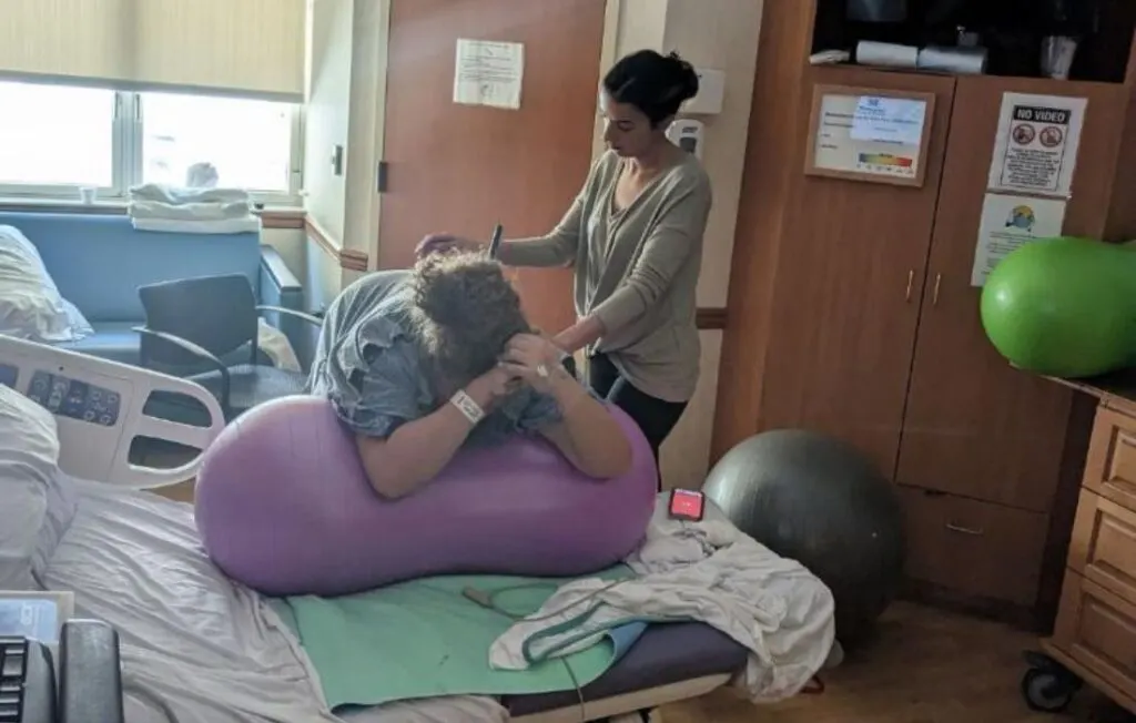 Doula supporting a plus size woman in labor