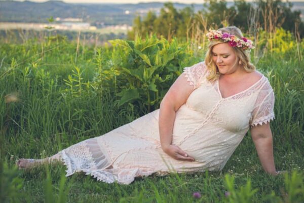 Plus Size Maternity Pose Guide: 25+ Confidence-Boosting Poses